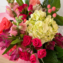 Load image into Gallery viewer, Sweetheart Handtied Bouquet
