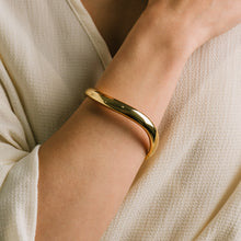 Load image into Gallery viewer, Wave Click Bangle Gold

