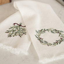 Load image into Gallery viewer, Embroidered Wreath/Mistletoe Waffle Hand Towel Set
