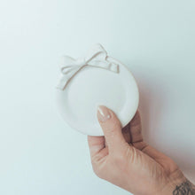 Load image into Gallery viewer, Baroque Style Bow Trinket Dish Blanco
