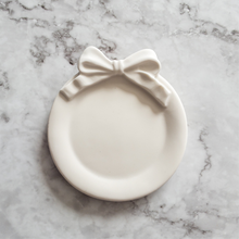 Load image into Gallery viewer, Baroque Style Bow Trinket Dish Blanco
