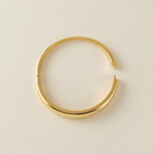 Load image into Gallery viewer, Crest Click Bangle Gold
