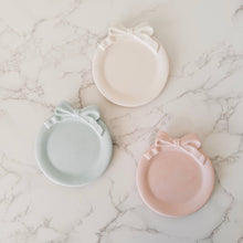 Load image into Gallery viewer, Baroque Style Bow Trinket Dish Blanco
