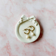 Load image into Gallery viewer, Baroque Style Bow Trinket Dish Blanco
